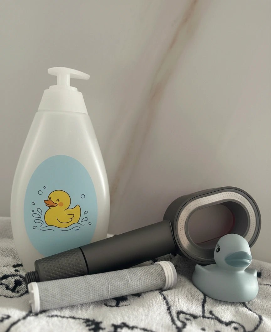 המגן של העור והשיער שלך מפני נזקי המים בישראל: MGL Radiance™ - MotionGlowLightMotionGlowLightראש מקלחת MGL בטוח לתינוקות וילדים לצד ברווז גומי וסבון